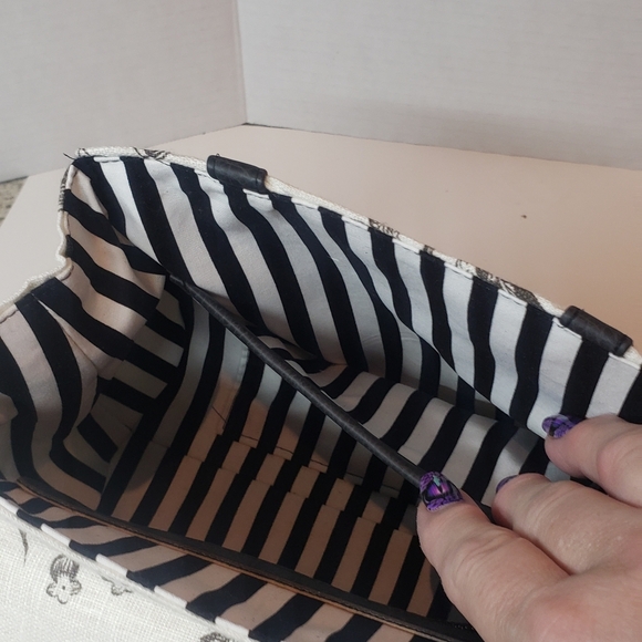 Floral Print Black and White Handbag - Picture 8 of 8